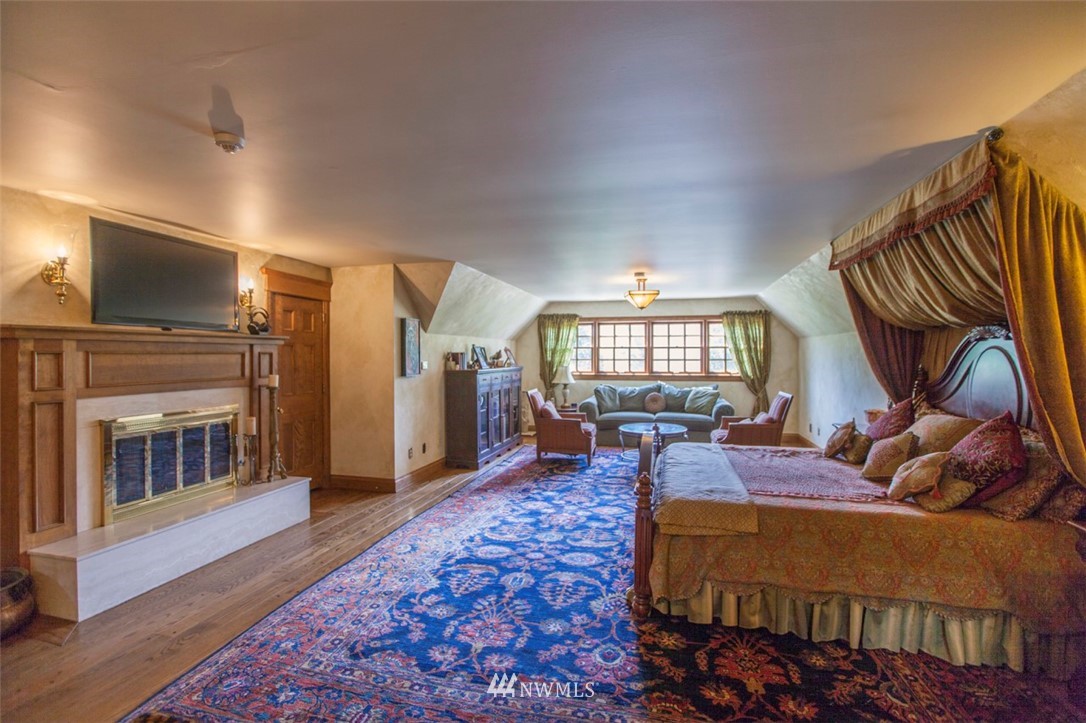 776 H Street Road Lynden, WA 98264 - Photo 19 of 25 a bed room with a bed and a rug