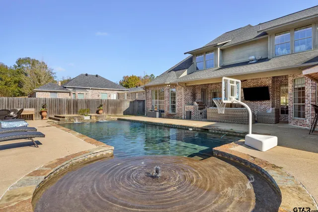 $939,900 | 7107 Butterfly Crk Drive, Tyler, TX 75703