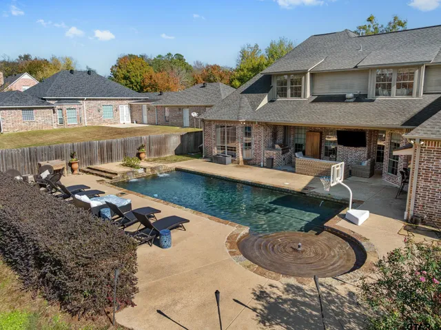 $939,900 | 7107 Butterfly Crk Drive, Tyler, TX 75703