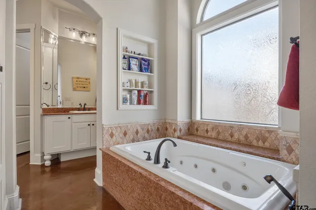 $939,900 | 7107 Butterfly Crk Drive, Tyler, TX 75703