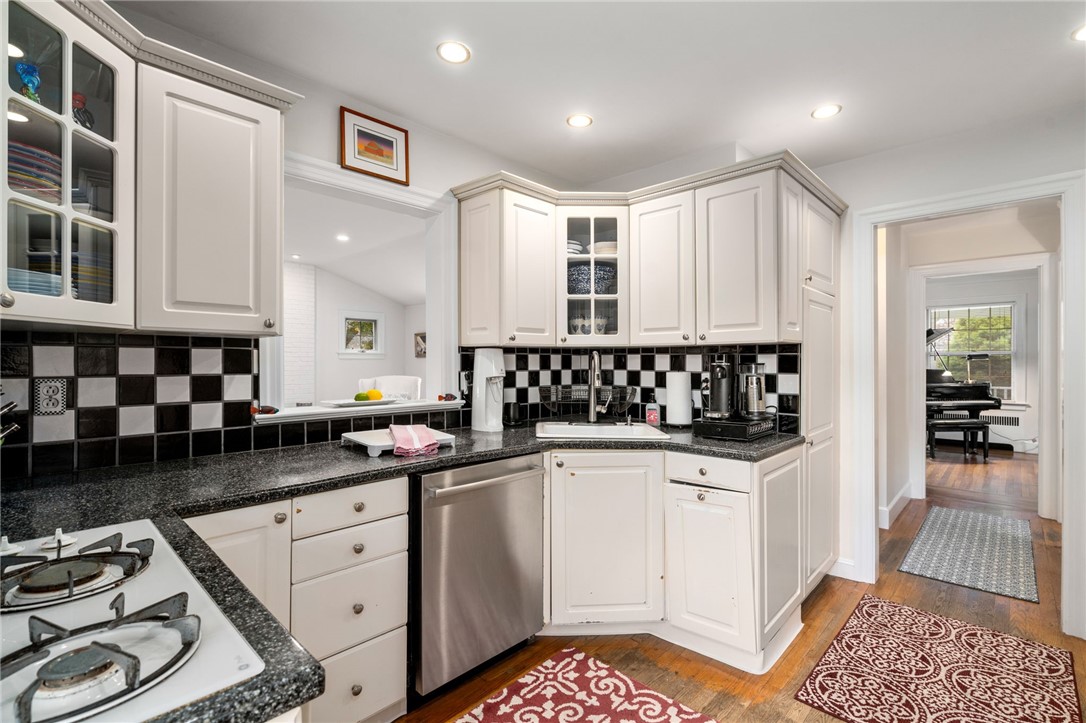 29 Overhill Road Warwick, RI 02818 - Photo 11 of 38 Gallery Image 11