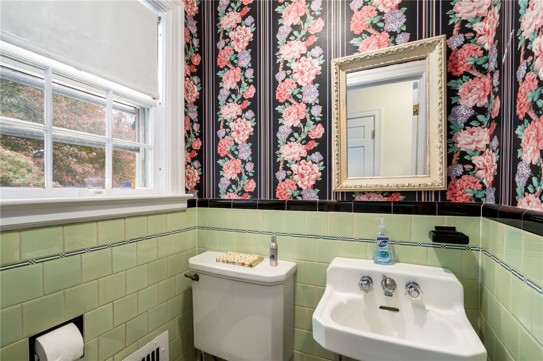 29 Overhill Road Warwick, RI 02818 - Photo 10 of 38 Gallery Image 10