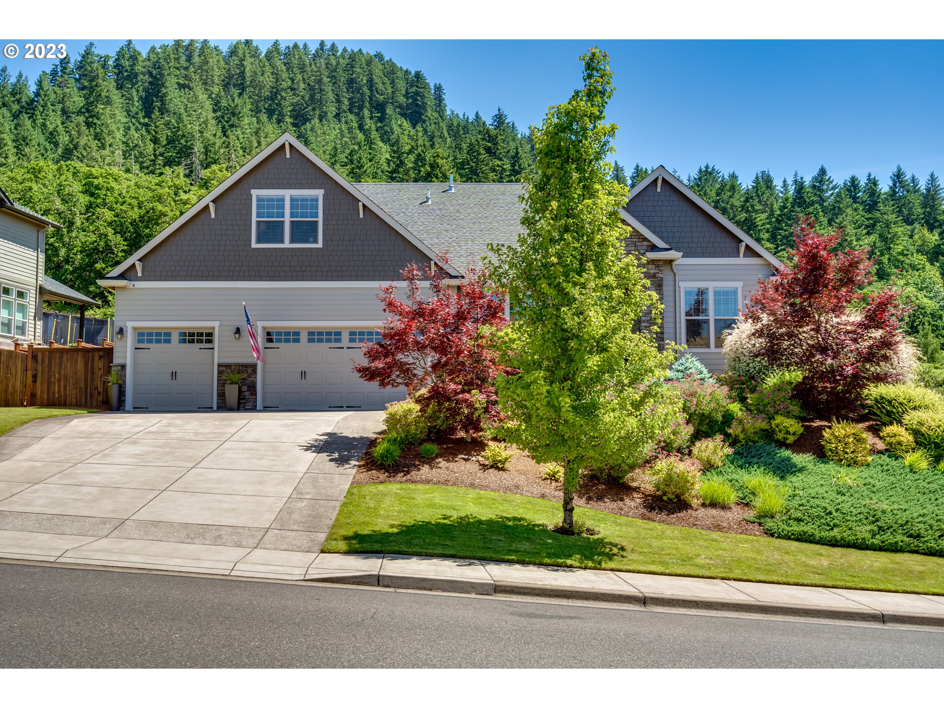 815 Mountaingate Drive Springfield, OR 97478 - Photo 1 of 44 a house view with a garden