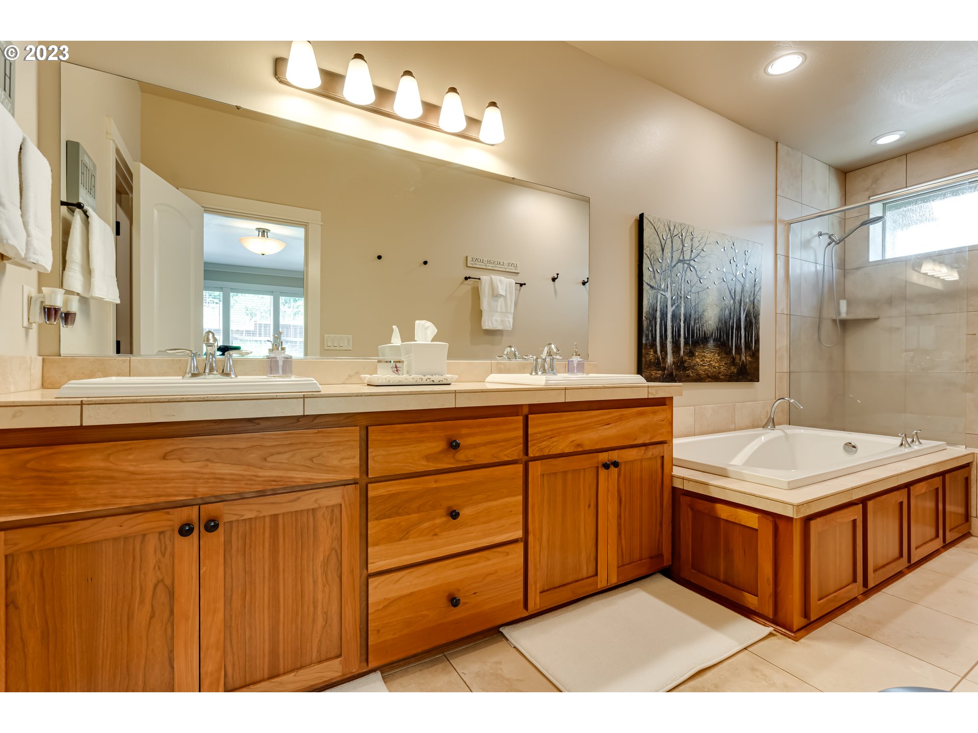 815 Mountaingate Drive Springfield, OR 97478 - Photo 26 of 44 a bathroom with a double vanity sink and a mirror