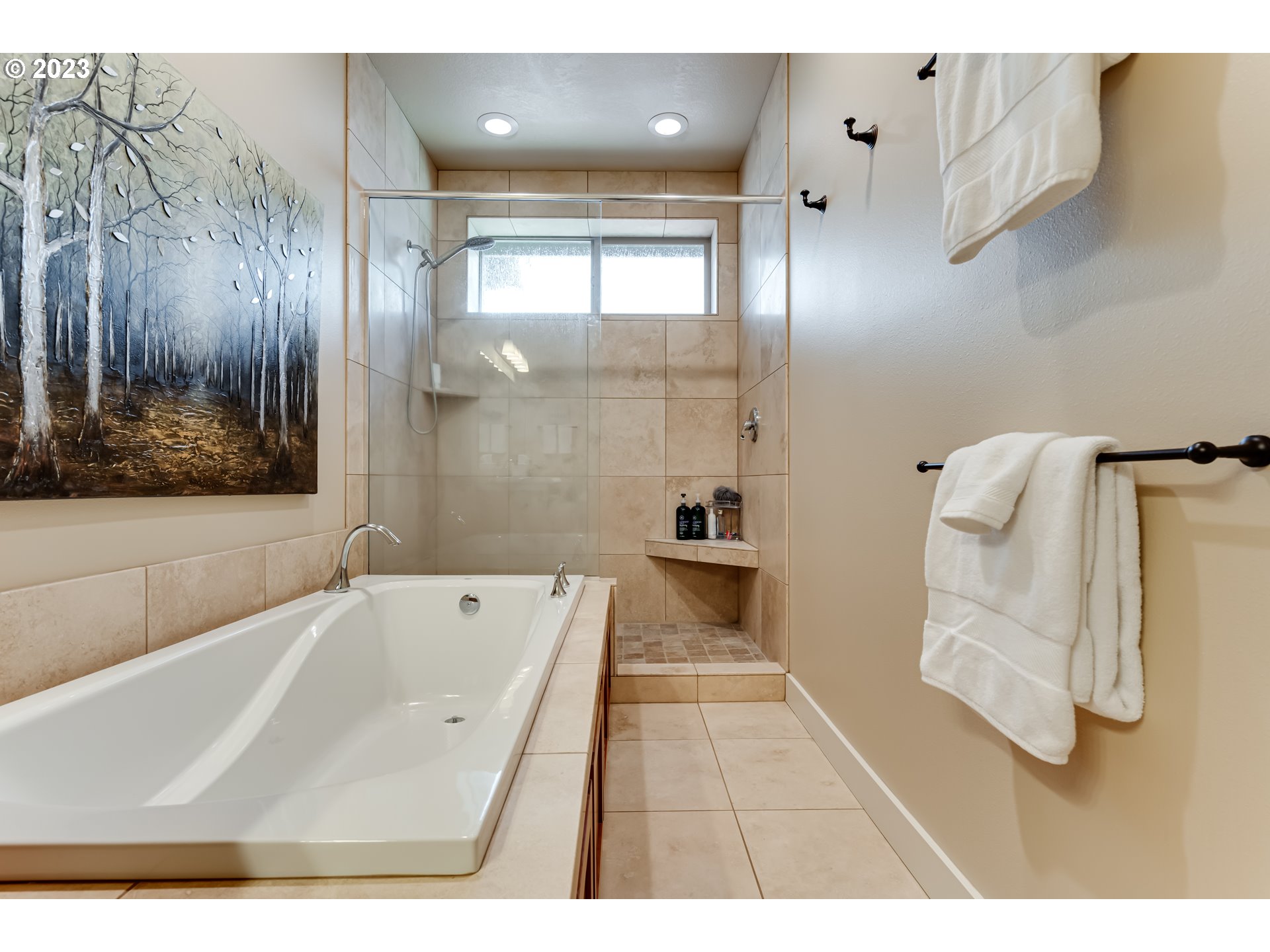 815 Mountaingate Drive Springfield, OR 97478 - Photo 27 of 44 a bathroom with a bathtub and a shower