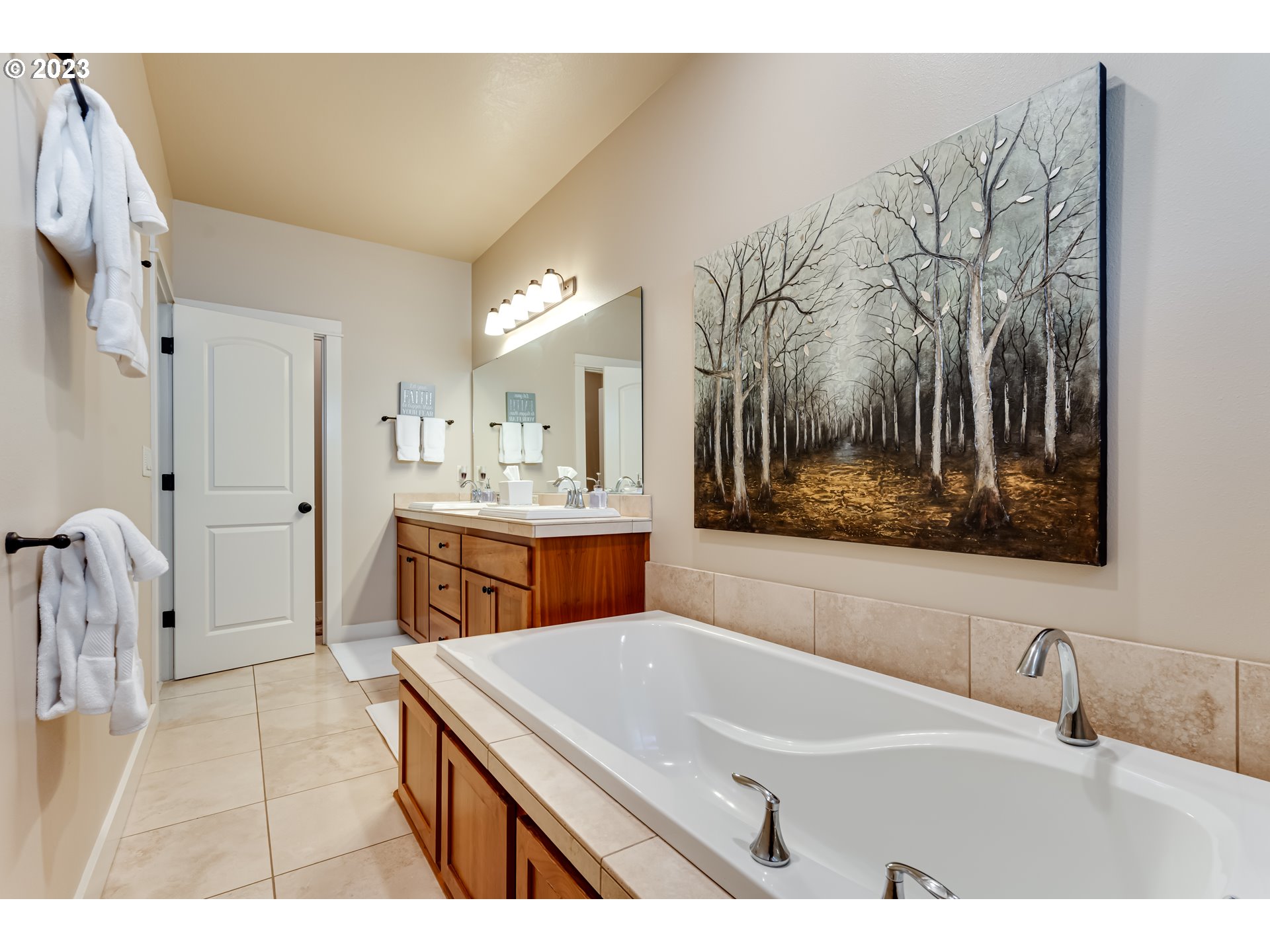 815 Mountaingate Drive Springfield, OR 97478 - Photo 28 of 44 a bathroom with a tub sink and mirror
