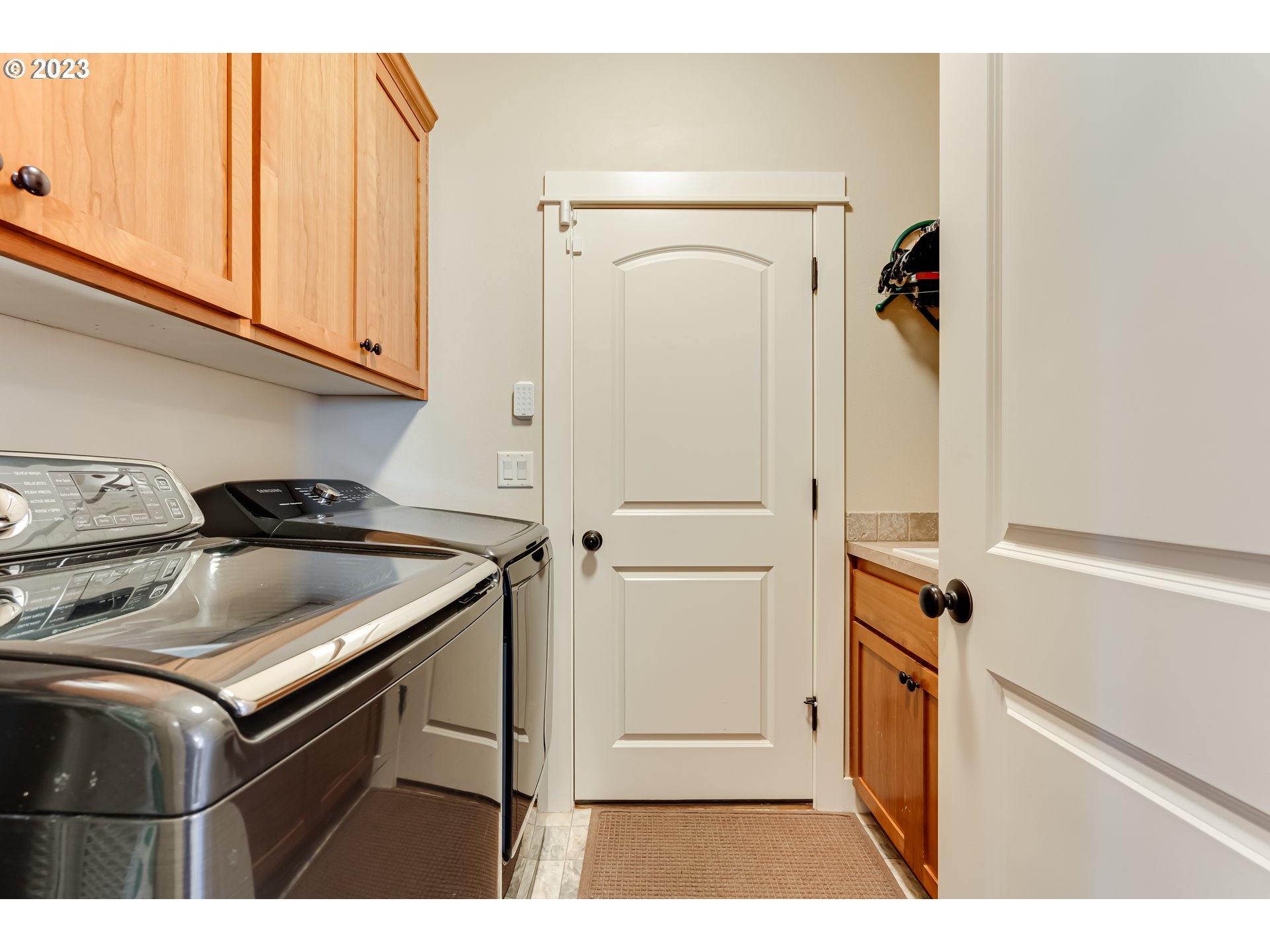 815 Mountaingate Drive Springfield, OR 97478 - Photo 29 of 44 a utility room with dryer and washer