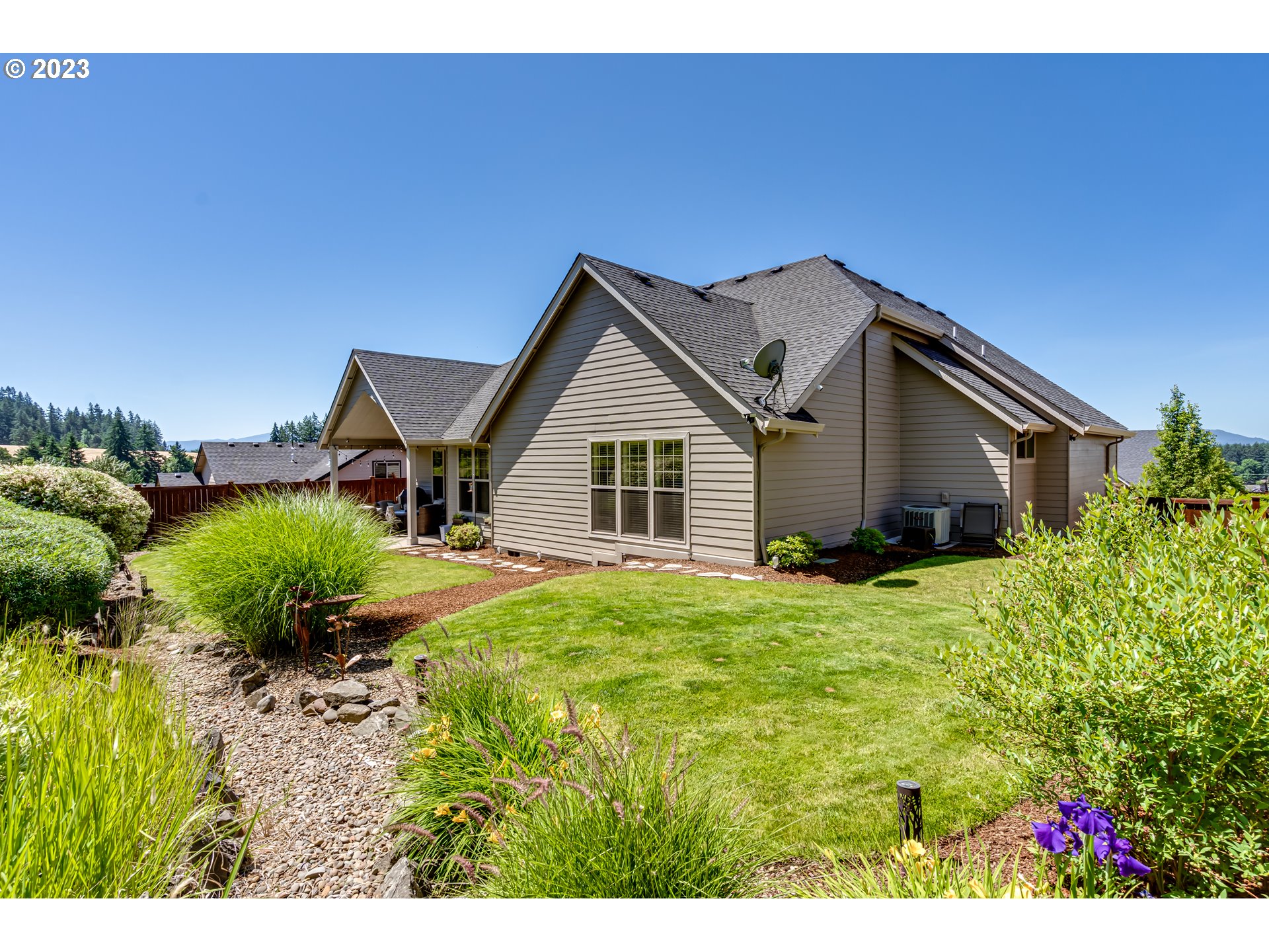 815 Mountaingate Drive Springfield, OR 97478 - Photo 34 of 44 a house view with a garden space