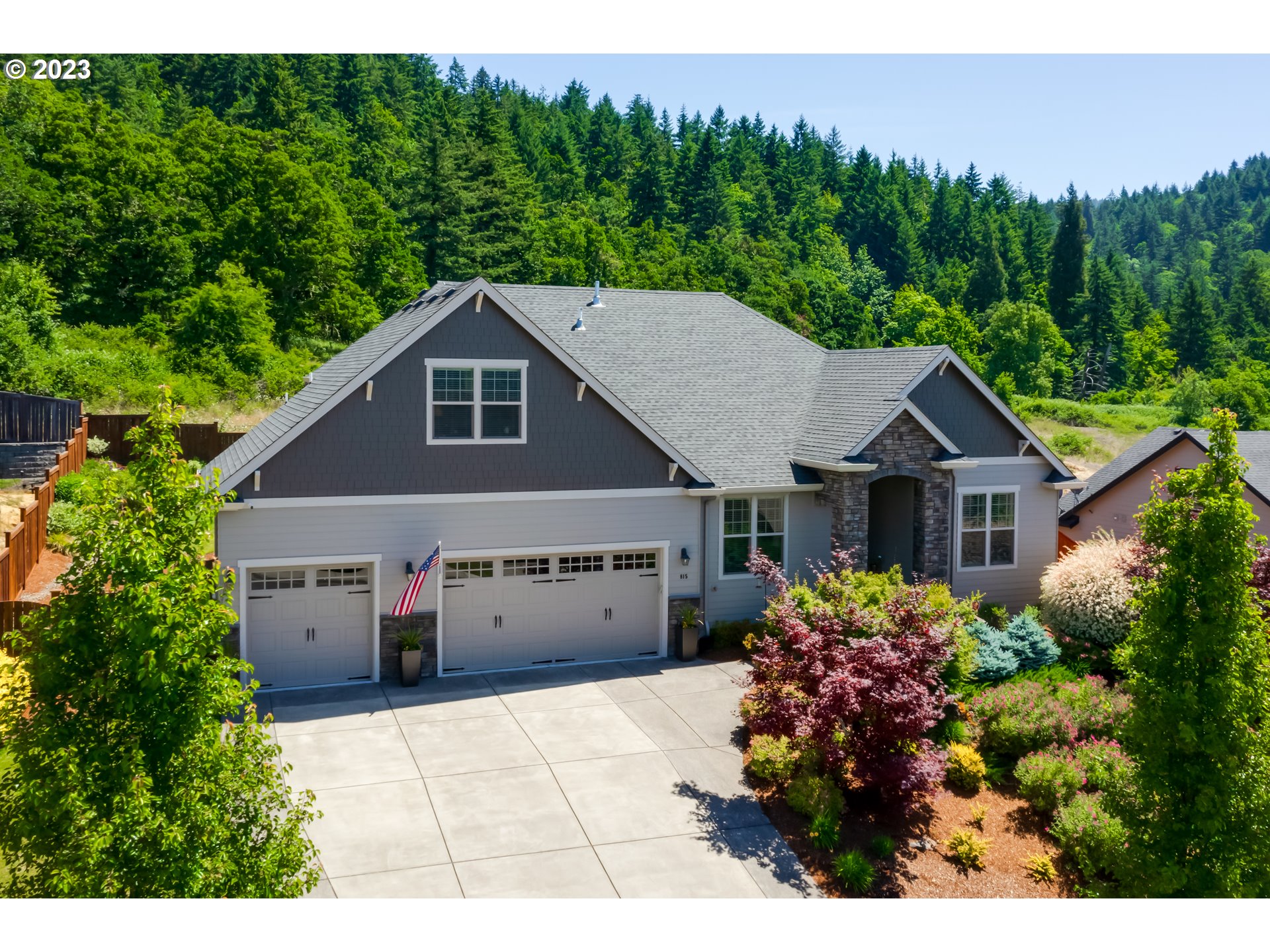 815 Mountaingate Drive Springfield, OR 97478 - Photo 44 of 44 a front view of a house with a garden