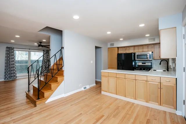 $2,500 | 4216 North Kedvale Avenue, Unit D, Chicago, IL 60641