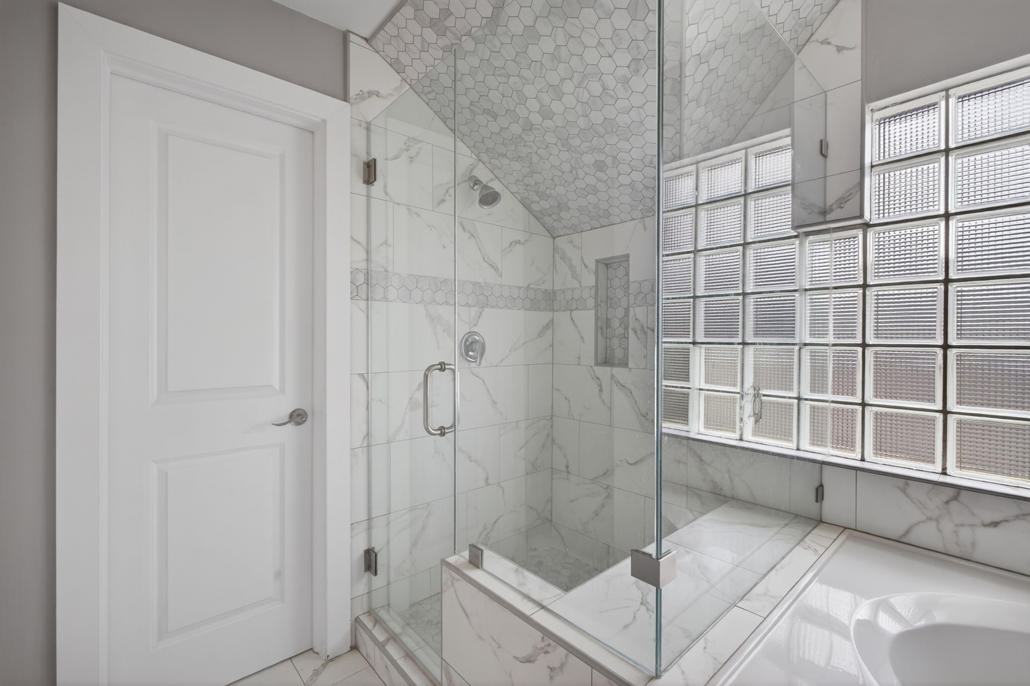 5207 Cornish Street Houston, TX 77007 - Photo 26 of 38 Walk-in shower with built-in seating