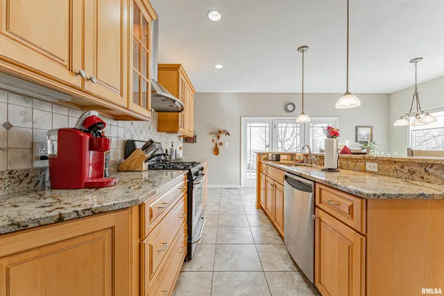 $575,000 | 10 Governor's Drive, Elkhart, IL 62634