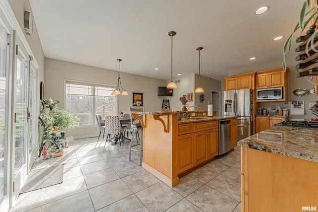 $575,000 | 10 Governor's Drive, Elkhart, IL 62634