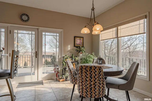 $575,000 | 10 Governor's Drive, Elkhart, IL 62634