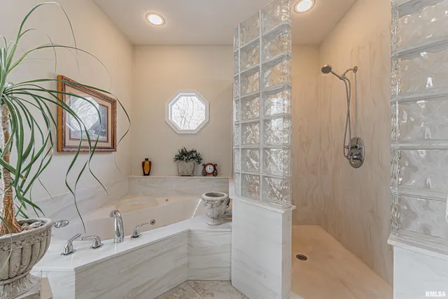 $575,000 | 10 Governor's Drive, Elkhart, IL 62634