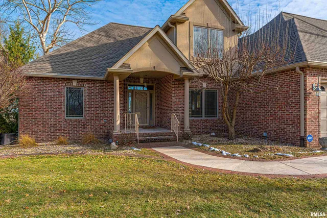 $575,000 | 10 Governor's Drive, Elkhart, IL 62634
