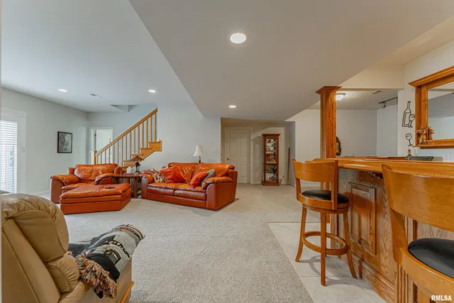 $575,000 | 10 Governor's Drive, Elkhart, IL 62634