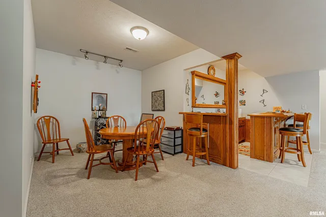 $575,000 | 10 Governor's Drive, Elkhart, IL 62634