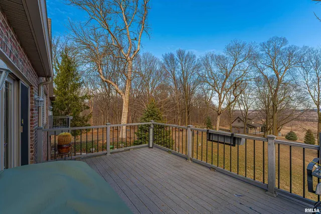 $575,000 | 10 Governor's Drive, Elkhart, IL 62634