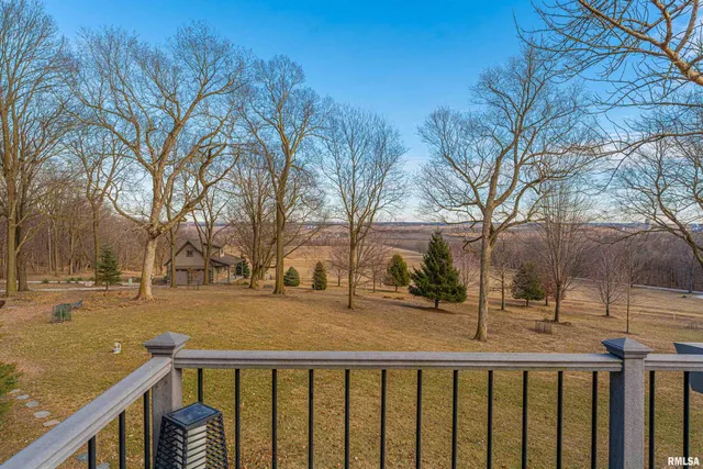 $575,000 | 10 Governor's Drive, Elkhart, IL 62634