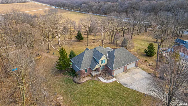 $575,000 | 10 Governor's Drive, Elkhart, IL 62634