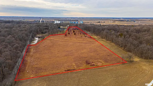 $575,000 | 10 Governor's Drive, Elkhart, IL 62634