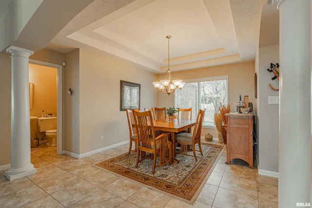 $575,000 | 10 Governor's Drive, Elkhart, IL 62634