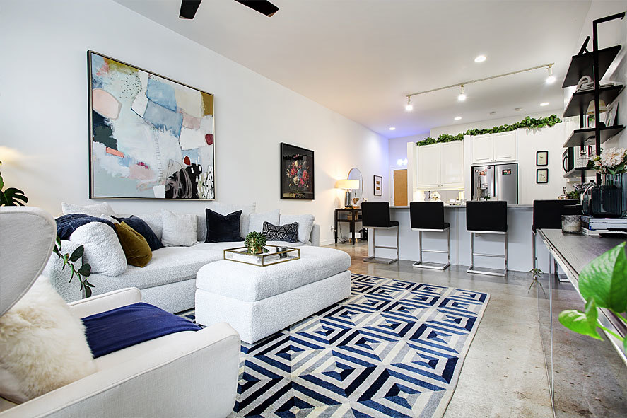 939 West Madison Street, Unit 510 Chicago, IL 60607 - Photo 2 of 13 a living room with furniture and a rug