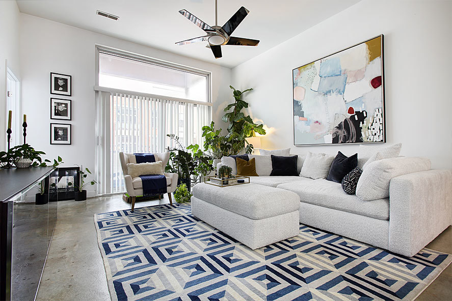 939 West Madison Street, Unit 510 Chicago, IL 60607 - Photo 3 of 13 a living room with furniture and a potted plant