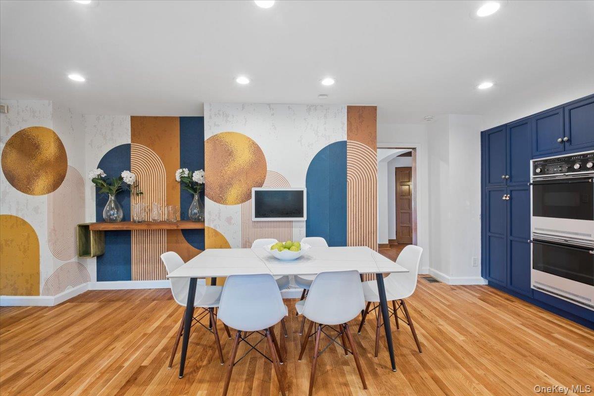 66 Lockwood Road Scarsdale, NY 10583 - Photo 23 of 47 Bright, welcoming eat-in kitchen