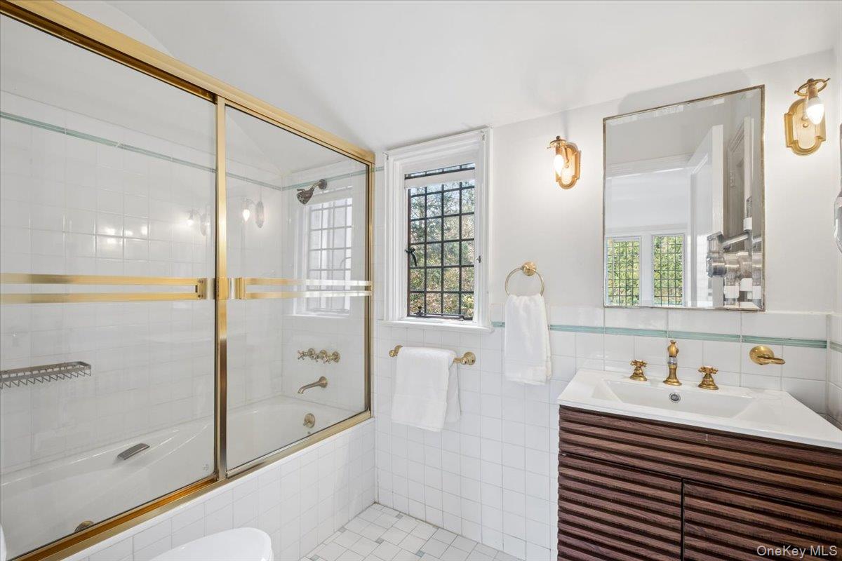 66 Lockwood Road Scarsdale, NY 10583 - Photo 34 of 47 Private en-suite bath for sitting room/sixth bedroom