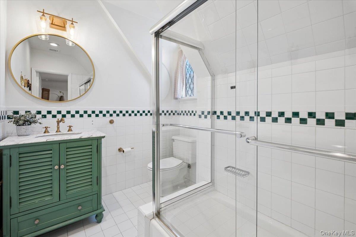 66 Lockwood Road Scarsdale, NY 10583 - Photo 36 of 47 Well-appointed full bathroom