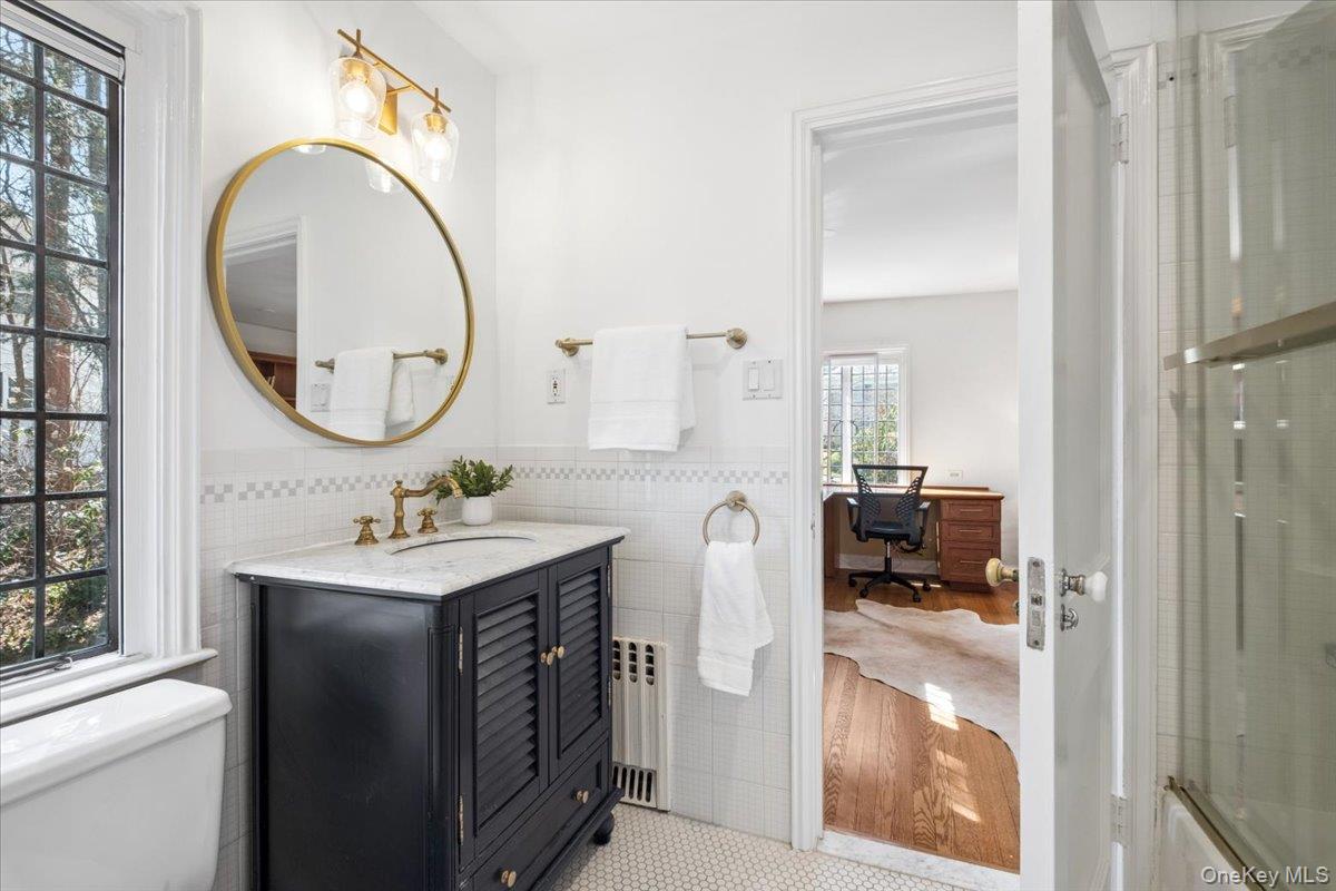66 Lockwood Road Scarsdale, NY 10583 - Photo 38 of 47 Jack-and-Jill bathroom