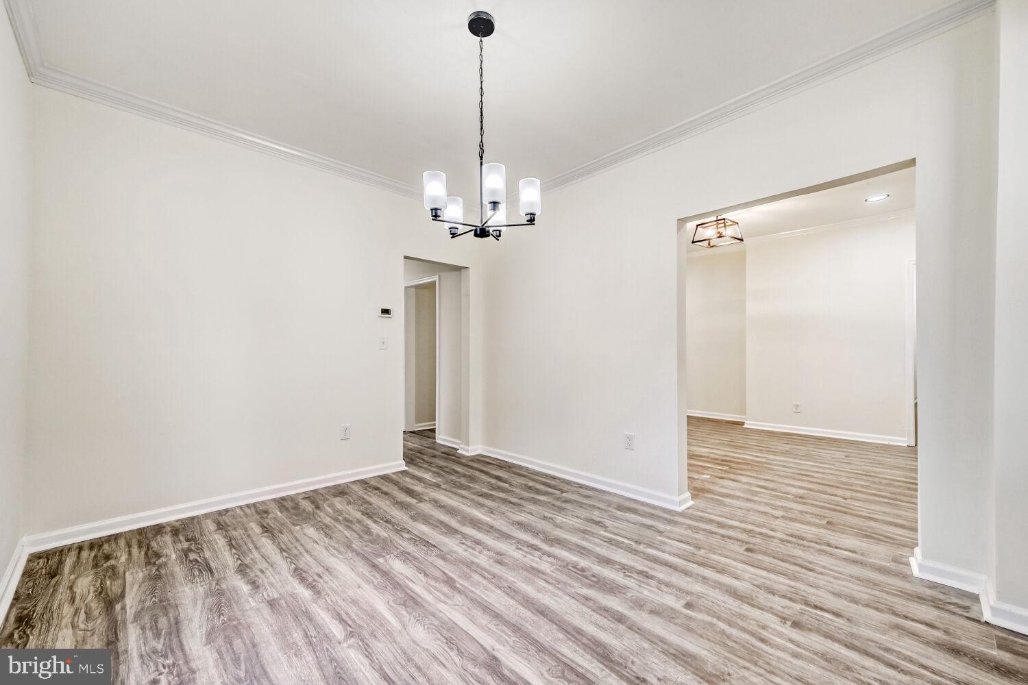 207 South Rock Glen Road Baltimore, MD 21229 - Photo 10 of 28 Spacious, light-filled living area.