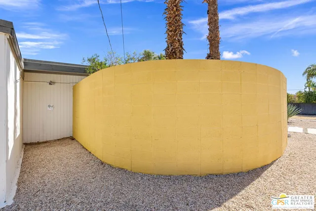 a view of a big room with closet