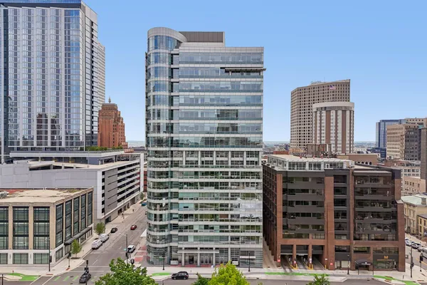 $1,100,000 | 545 East Wells Street, Unit 1000, Milwaukee, WI 53202