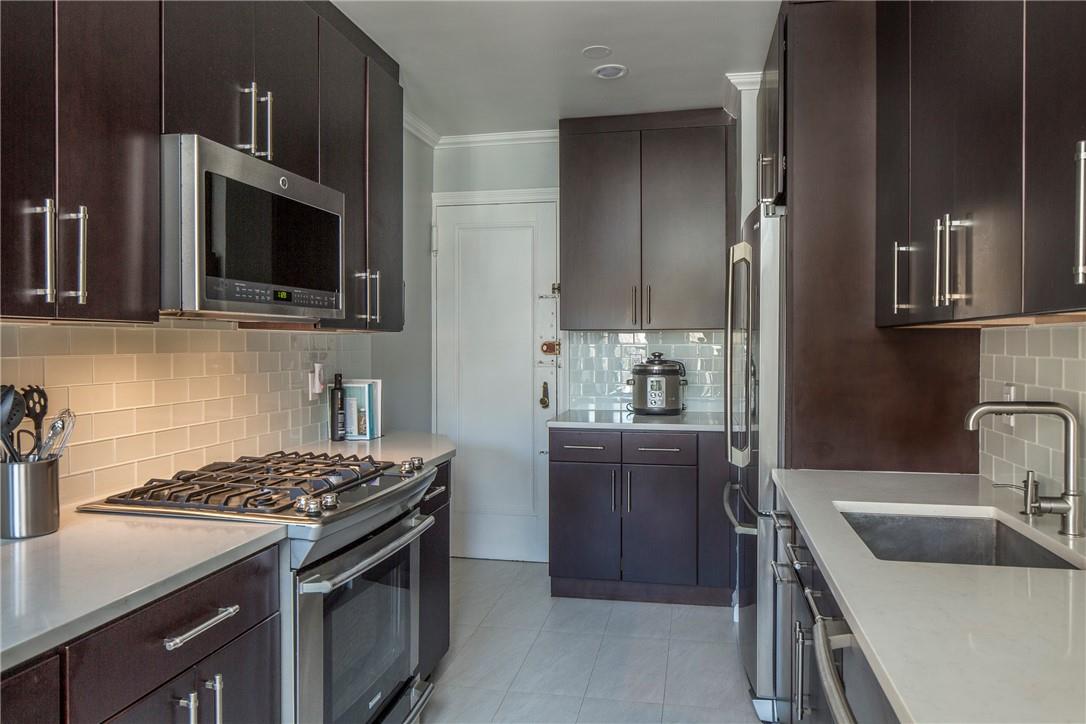 Stunning kitchen....you could not ask for anything more!