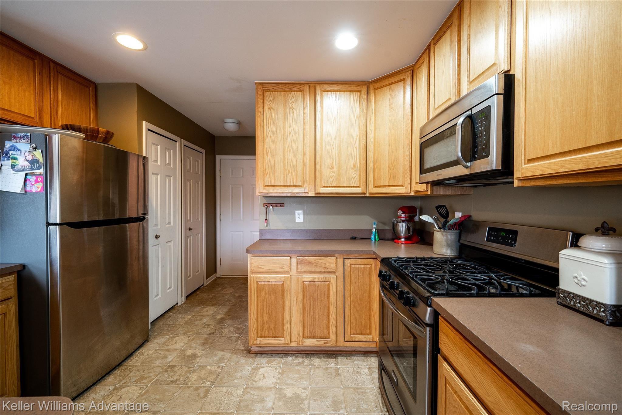 10143 Ridge Run Street Howell, MI 48855 - Photo 4 of 32 RidgeRunSt_10143_Kitchen 3.jpg