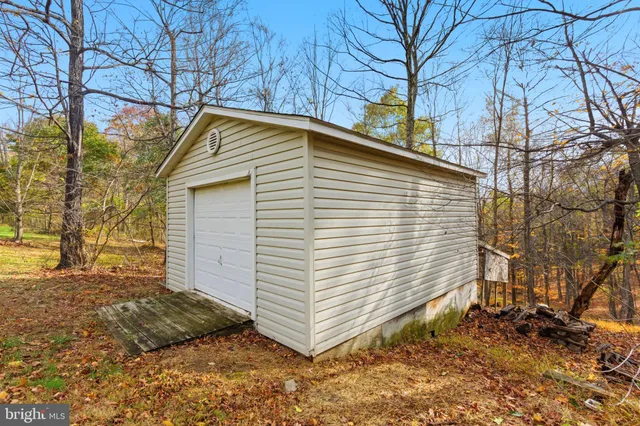 $415,000 | 24 Greenoak Lane, Berkeley Springs, WV 25411