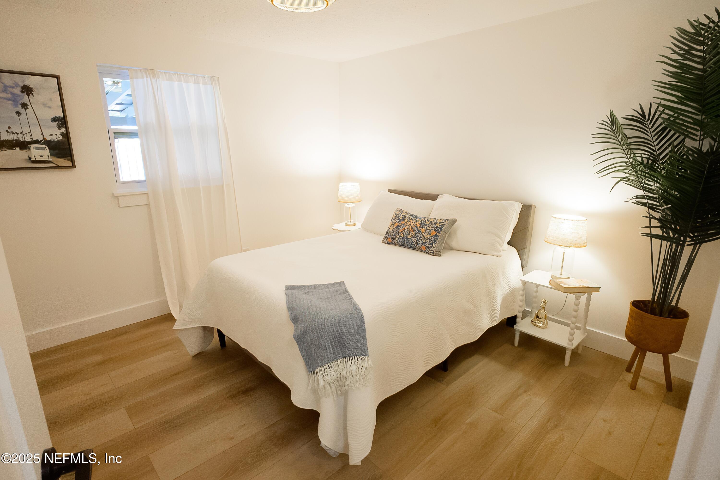 785 Triton Road Atlantic Beach, FL 32233 - Photo 20 of 46 a bed room with a bed and a chair