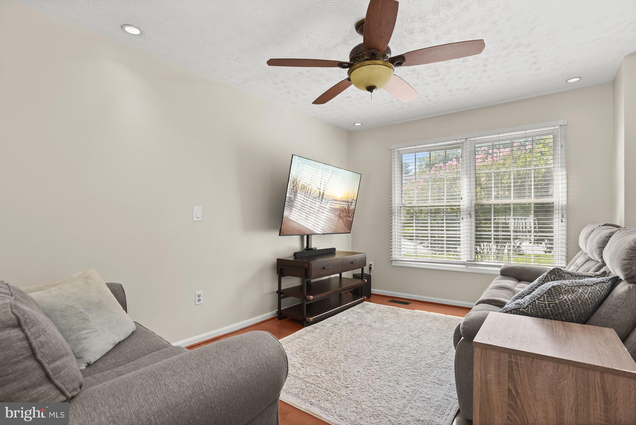7535 Harmans Road Harmans, MD 21077 - Photo 9 of 35 Living Room