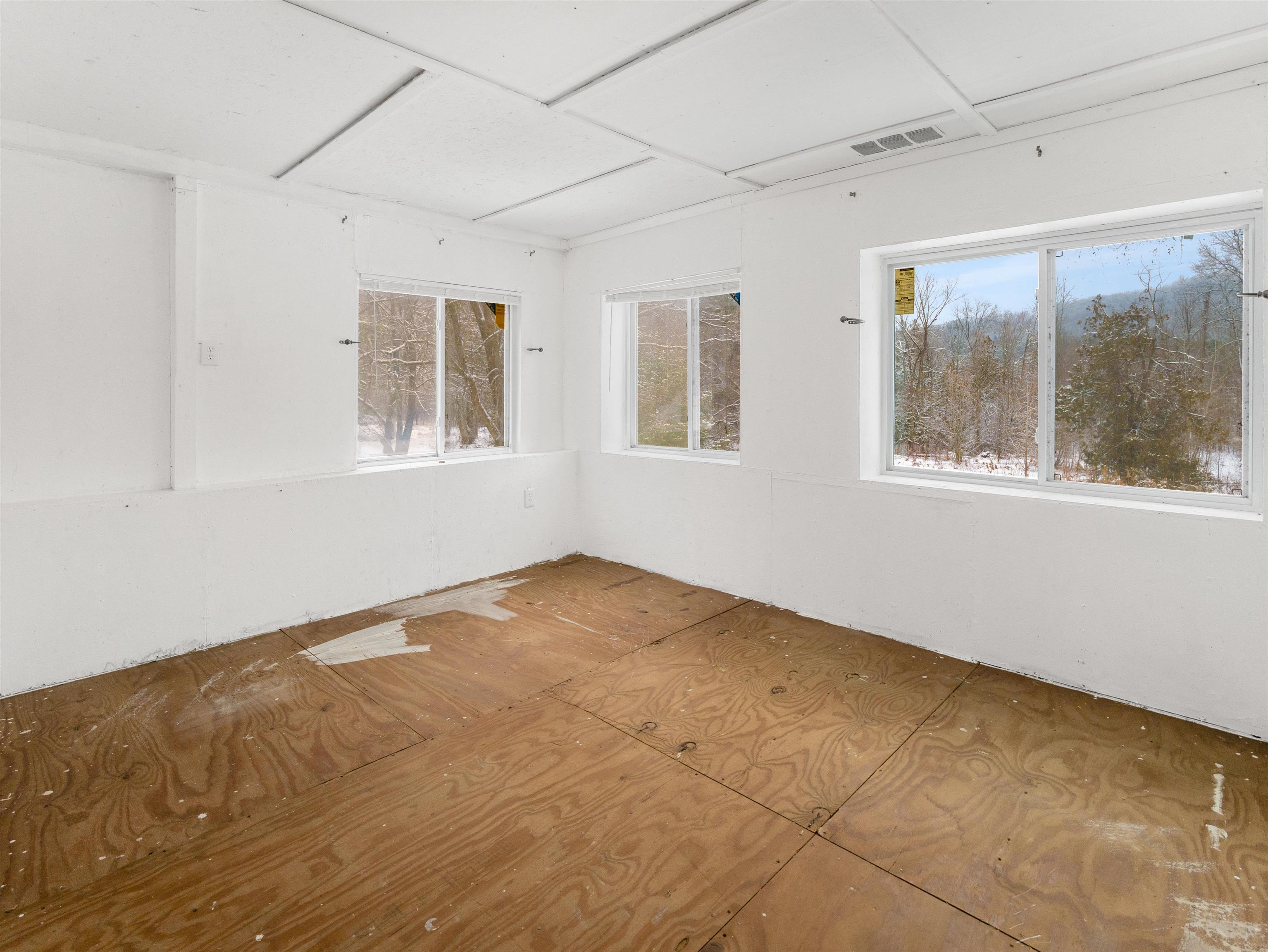 124 Larry Lane Proctor, VT 05765 - Photo 6 of 38 Gallery Image 6