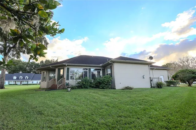 a view of front of a house with a yard