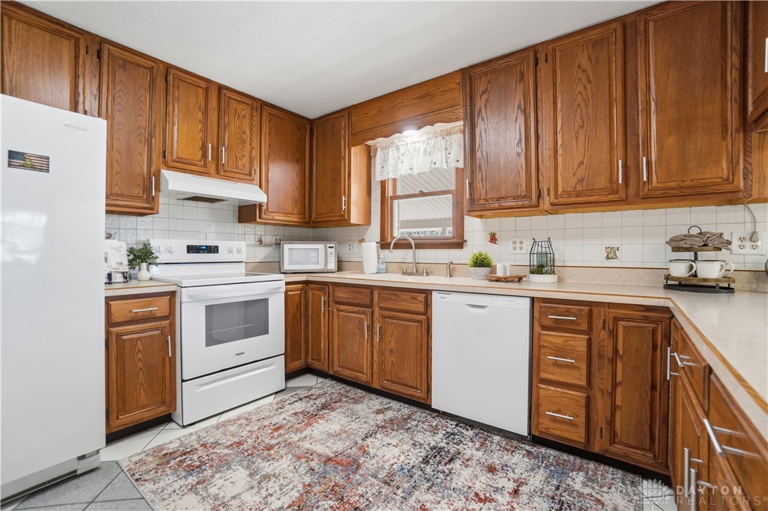 7553 Coffin Station Road Springfield, OH 45502 - Photo 52 of 95 This functional kitchen provides a warm and inviting space for everyday living.