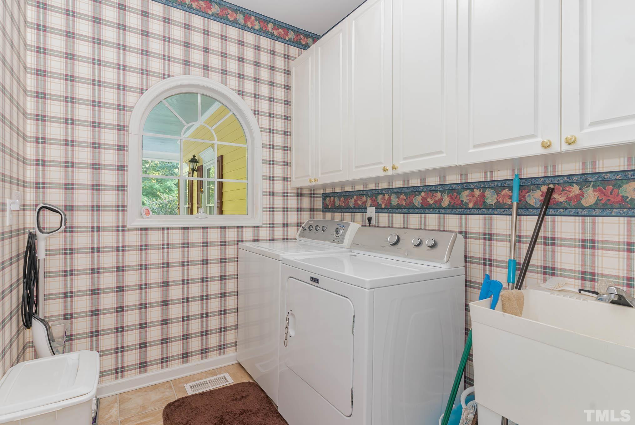 6913 Pinnacle Ridge Road Raleigh, NC 27603 - Photo 14 of 34 a bathroom with a sink a toilet and shower
