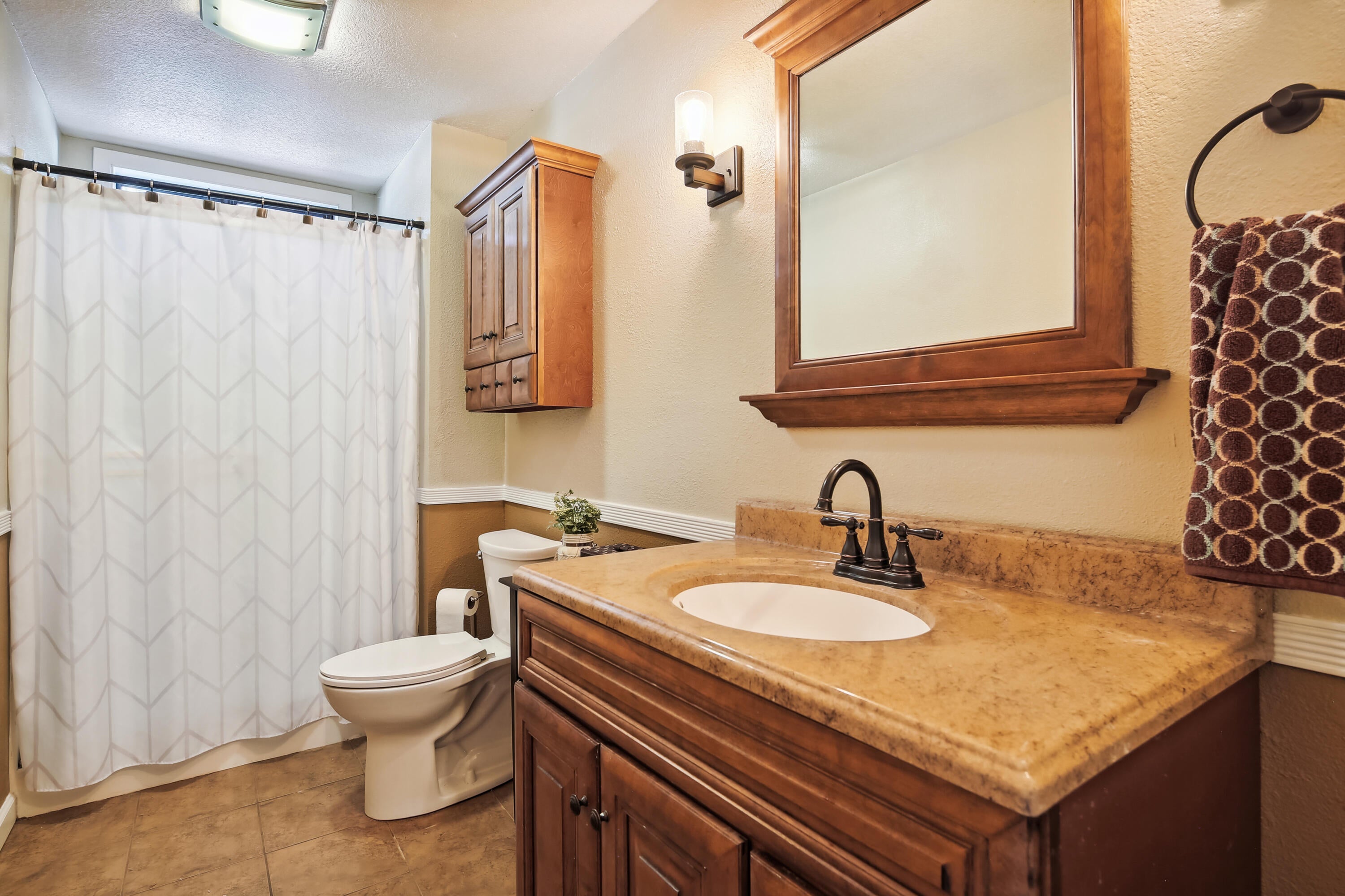 20466 Mainline Road Bend, OR 97702 - Photo 25 of 35 main_level-bath-og8a3295