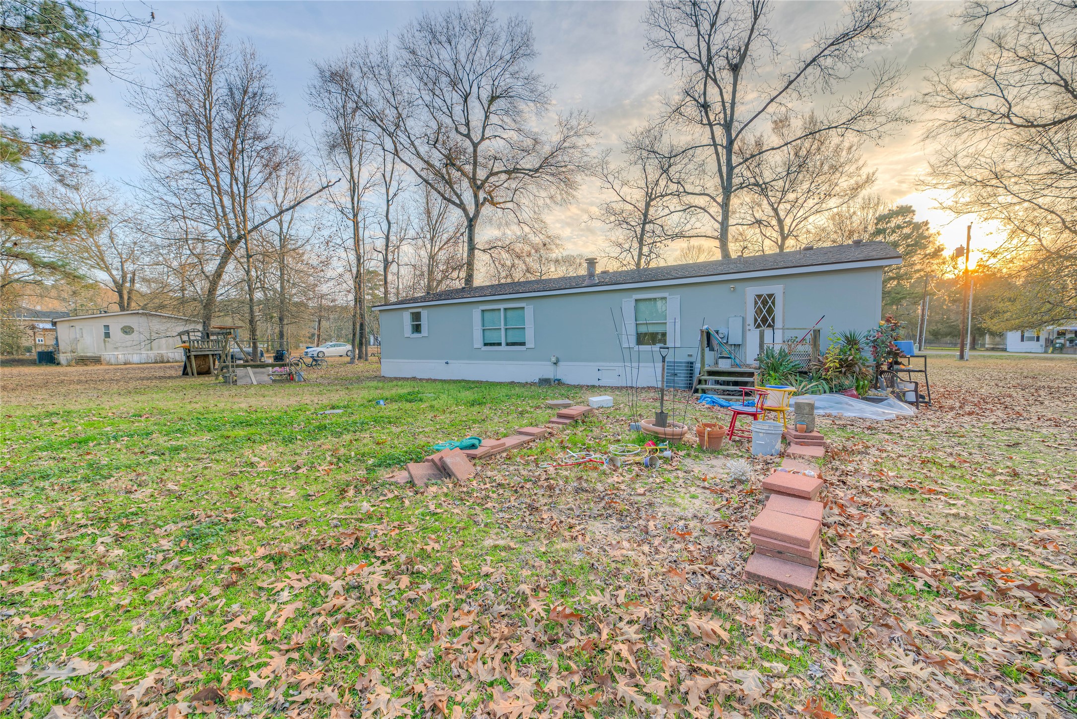 17709 Pine View Drive Conroe, TX 77302 - Photo 22 of 26 a backyard of a house with table and chairs