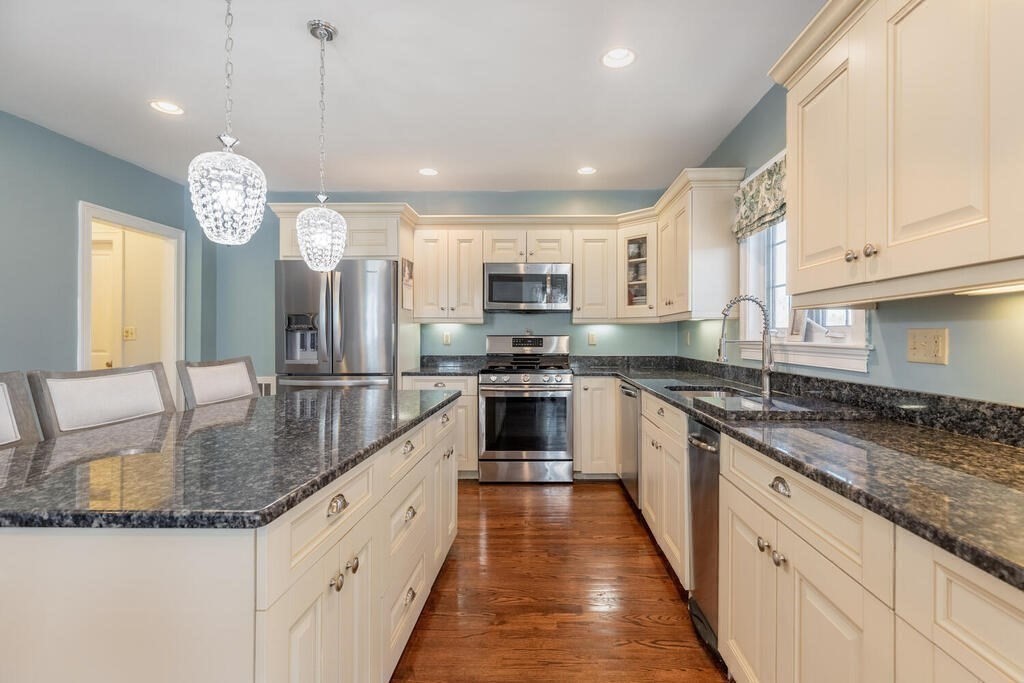 8 Dean Road Milton, MA 02186 - Photo 9 of 42 Gallery Image 9