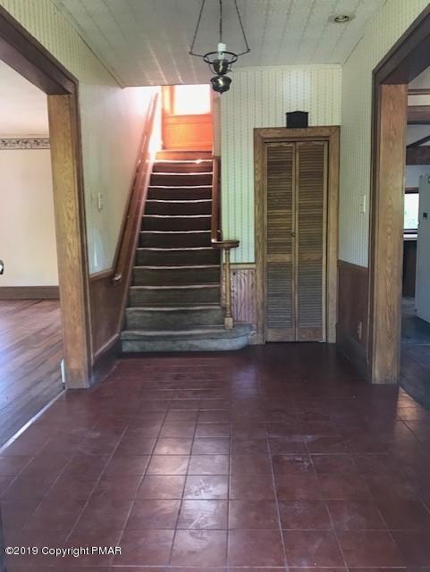 177 Oak Street Trucksville, PA 18708 - Photo 2 of 45 foyer