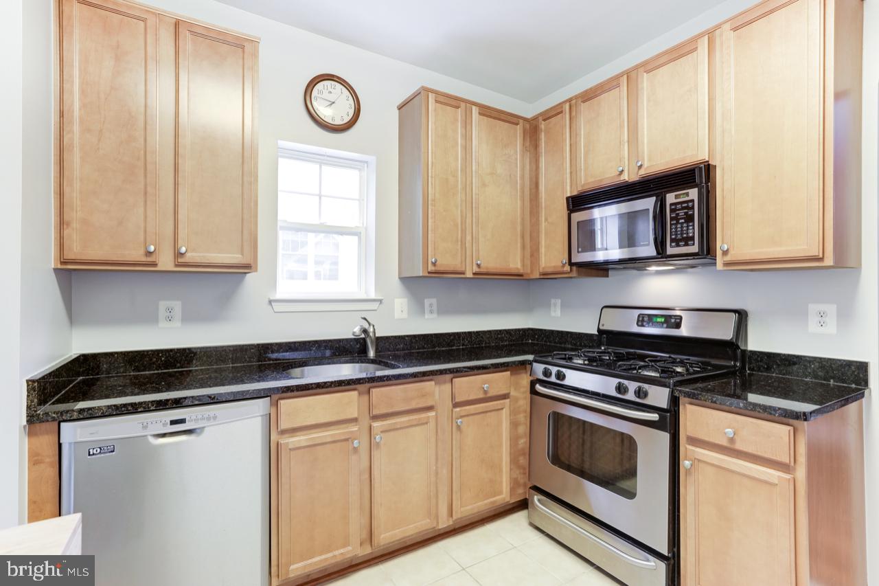 1515 North Point Drive, Unit 303 Reston, VA 20194 - Photo 11 of 26 Kitchen - Stainless Steel Appliances